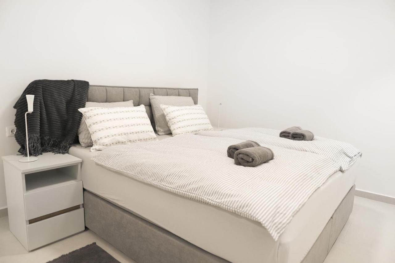 Brand New Apartment With Private Pool Njivice Dış mekan fotoğraf