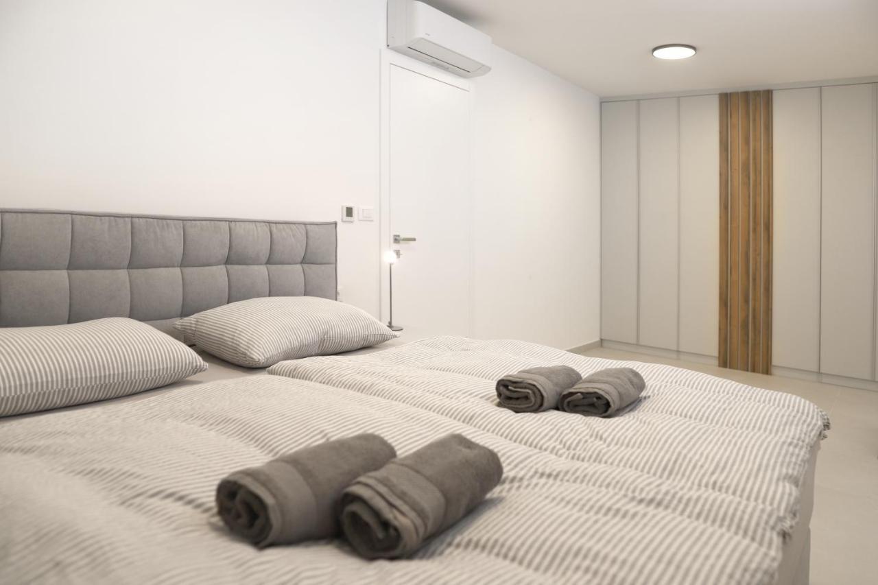 Brand New Apartment With Private Pool Njivice Dış mekan fotoğraf